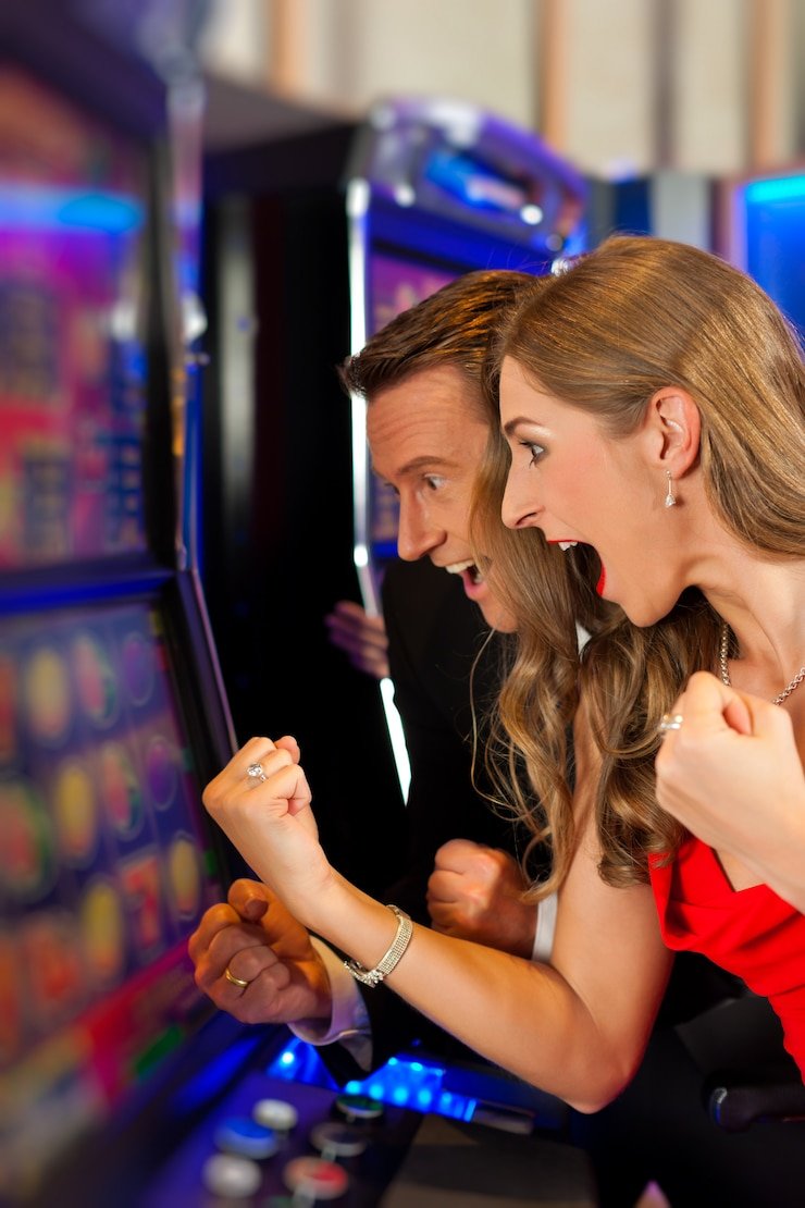 Antarmuka aplikasi caturqq yang menampilkan pasar sportsbook Liga 1 dan fitur kasino langsung